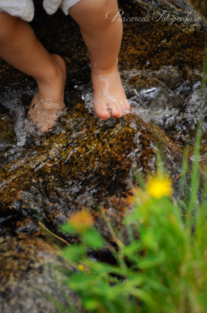 foto piedi bambino nell'acqua