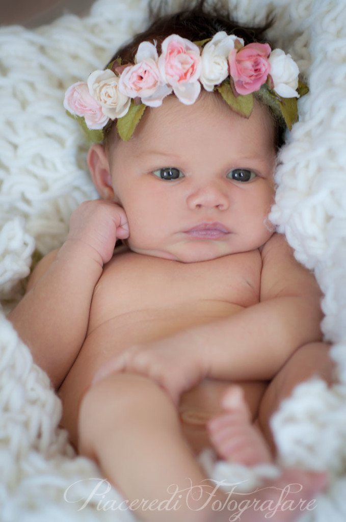 bambina neonata con fiori elena