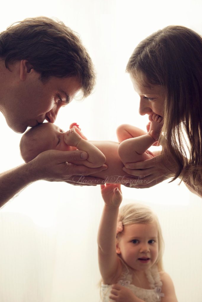 famiglia con neonato fotografo roma gaia